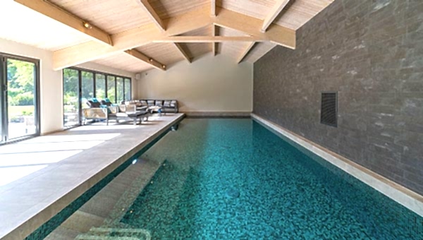 Inside a Luxury Pool House 